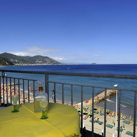 Bristol Hotel 3*